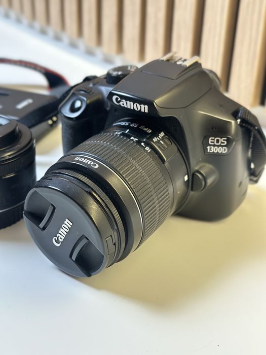 Aparat foto DSLR Canon EOS 1300D + 2 obiective (18–55mm & 50mm)