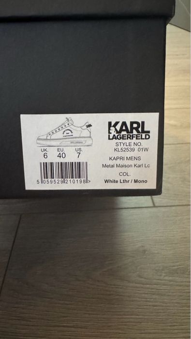 Обувки на Karl Lagerfeld.
