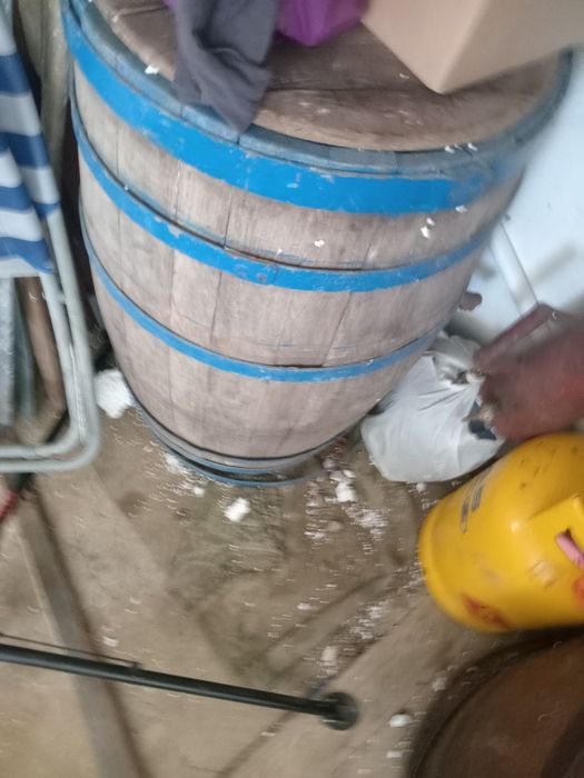 Vând Butoi  200l