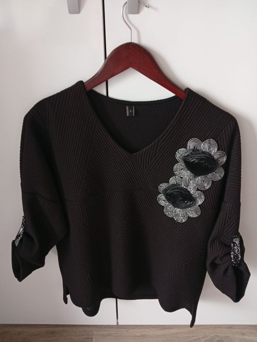 Черна блуза с цветя на Луси