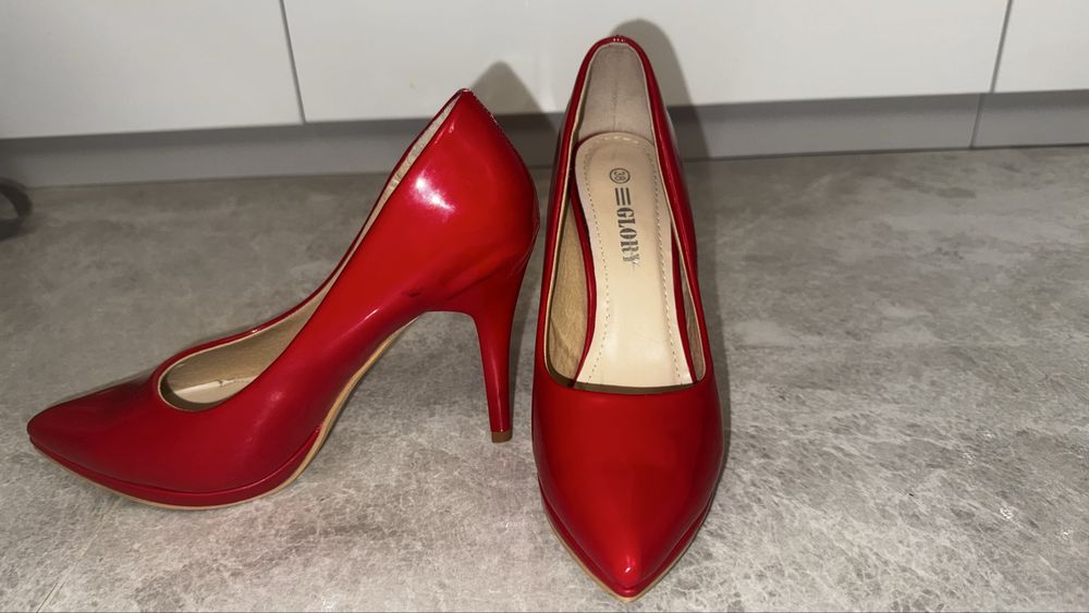 Червени лачени обувки на викок ток, размер 38