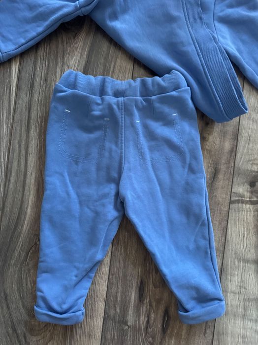 Син сет на марката Окайди. Спортно долнище + суитшърт. Размер 12-18 м.