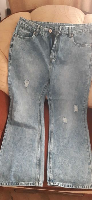 Vand adidasi si blugi noi, ambele produse 200 lei.