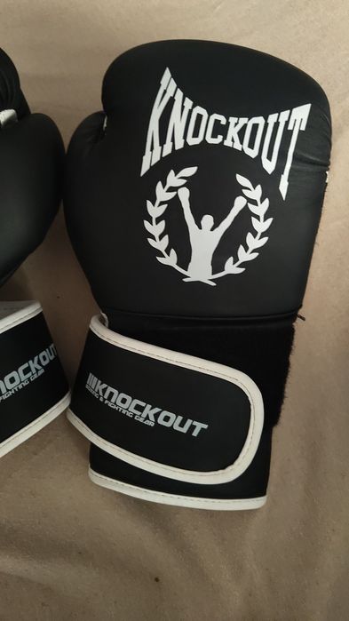 De vânzare mănuși knockout și armura