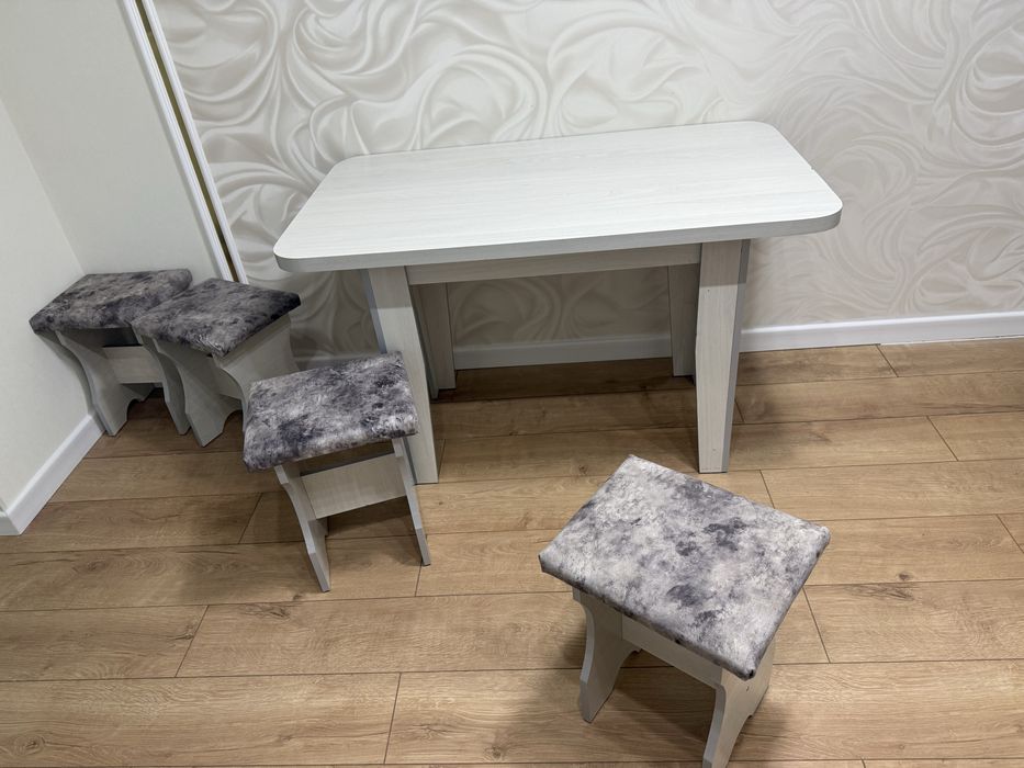 Продается стол со стульями