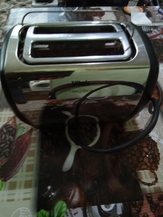 Продаётся тостер Vitek в хорошем состоянии. Звоните - договоримся. Тел