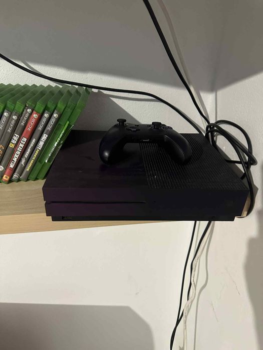 Vand Xbox One X 1TB si jocuri