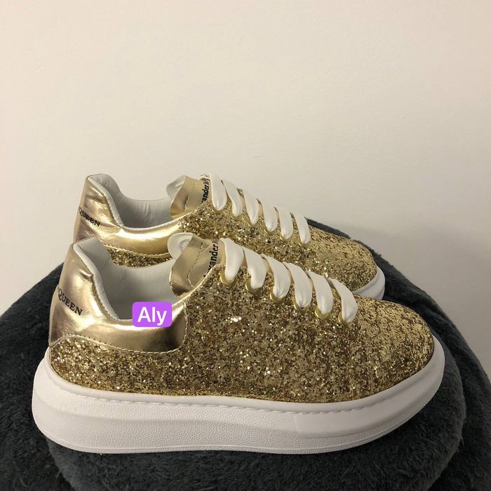 Adidași și sandale