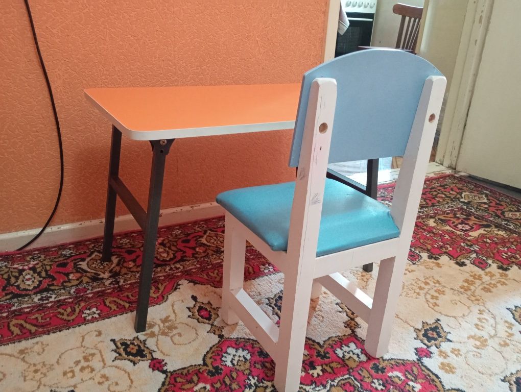 Продаётся детский стол со стулом