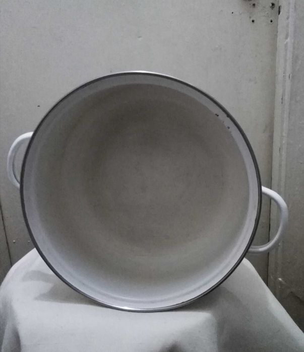 ОТДАМ ДАРОМ кастрюлю. Эмалированную, среднюю (4л.), советскую. Б/У
