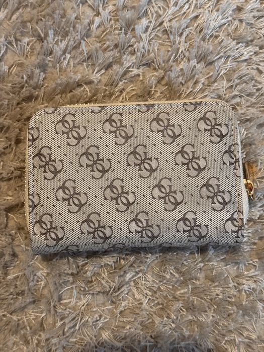 Портфейл Guess.