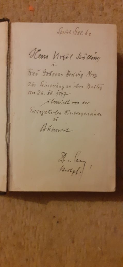 Vând o biblie și un roman în limba germană.