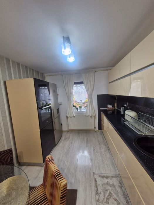 Închiriez apartament 4 camere