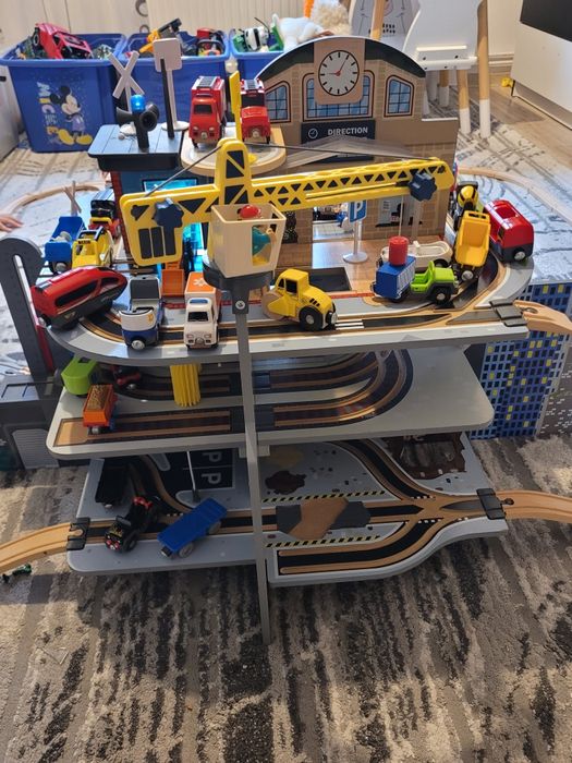 Gara sine tren extinsa.