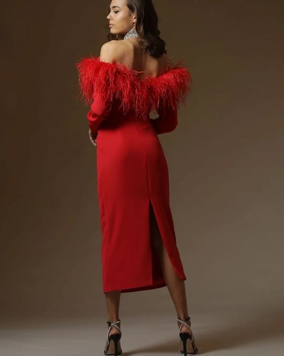 Rochie roșie cu pene naturale de struț