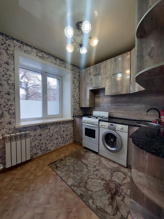 Продам 2 ух.комн кв район СТРОЙМАРТ по Валиханова