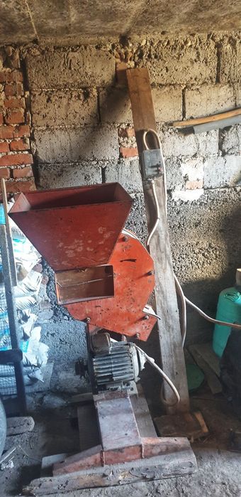 Електрическа зърнодробилка / фуражомелка