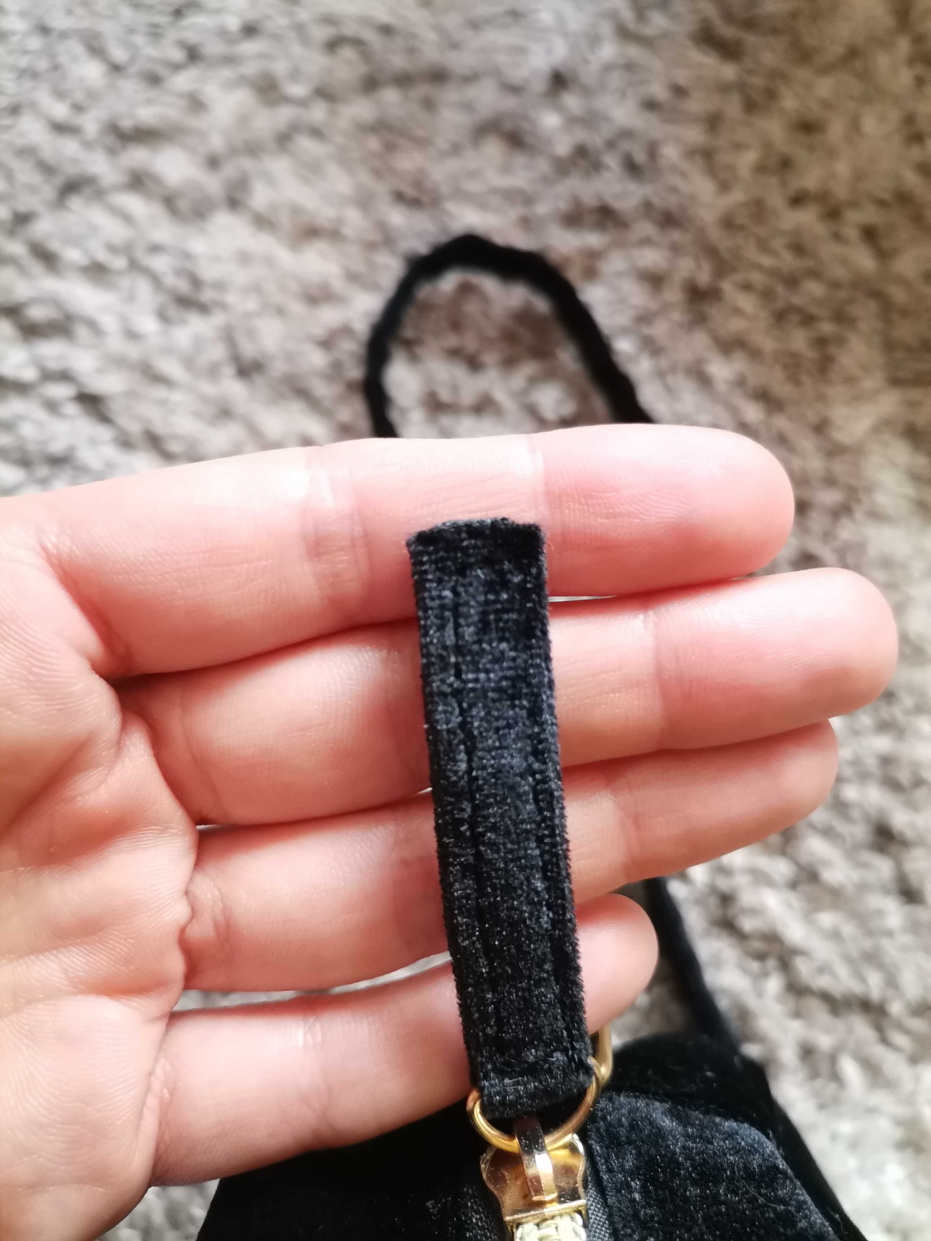 Малка черна чанта плюш с чехли