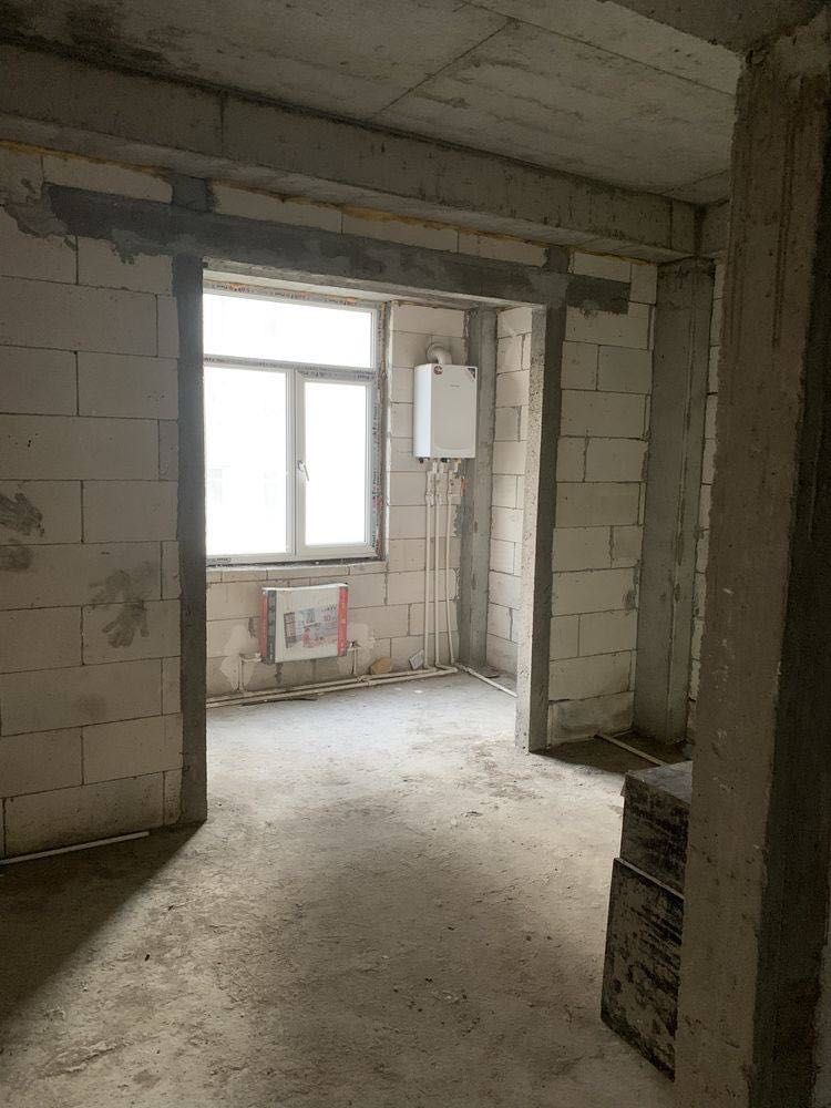 Parkent Plaza Продается 2 комнатная коробка Паркентский