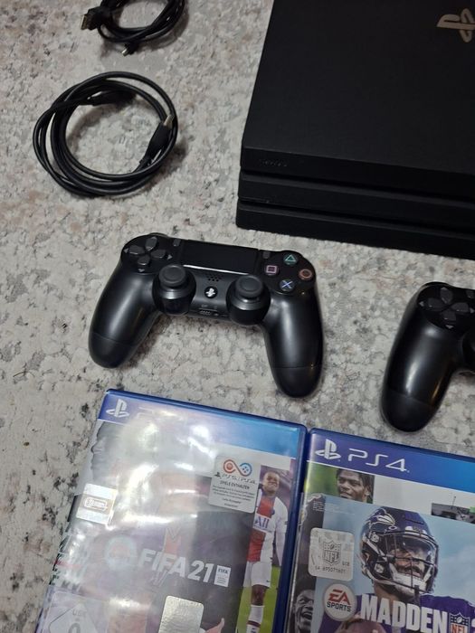 Ps4 pro 2 controllere originale , Volan cu pedale