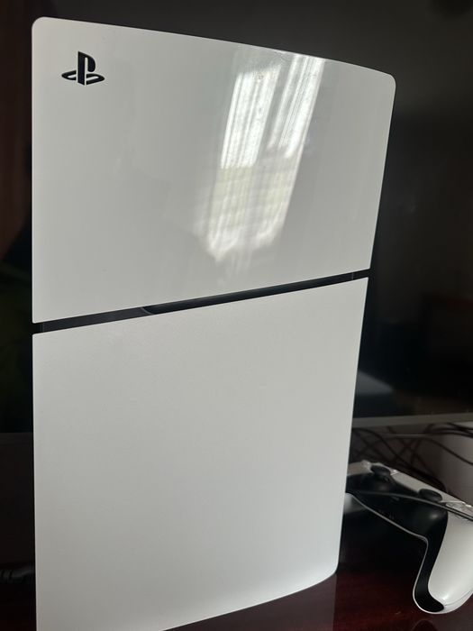 Vand playstation 5 + 3 jocuri