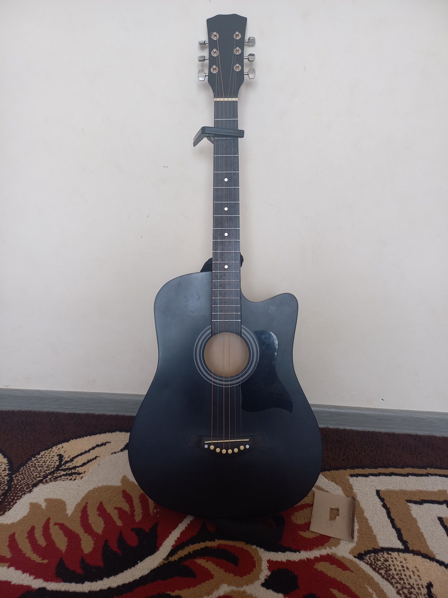 Gitara sotiladi narxi kelshiladi