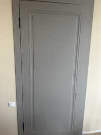 Продам межкомнатную дверь высота 2.3 цвет серый.