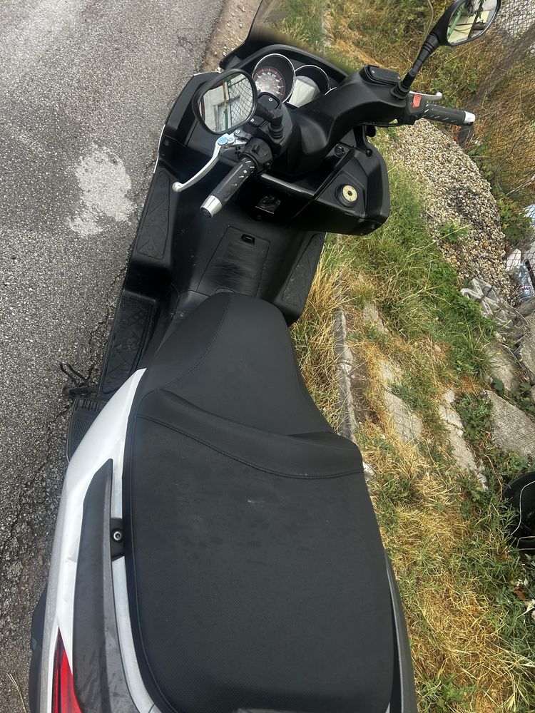 Продавам kymco downtown 300i