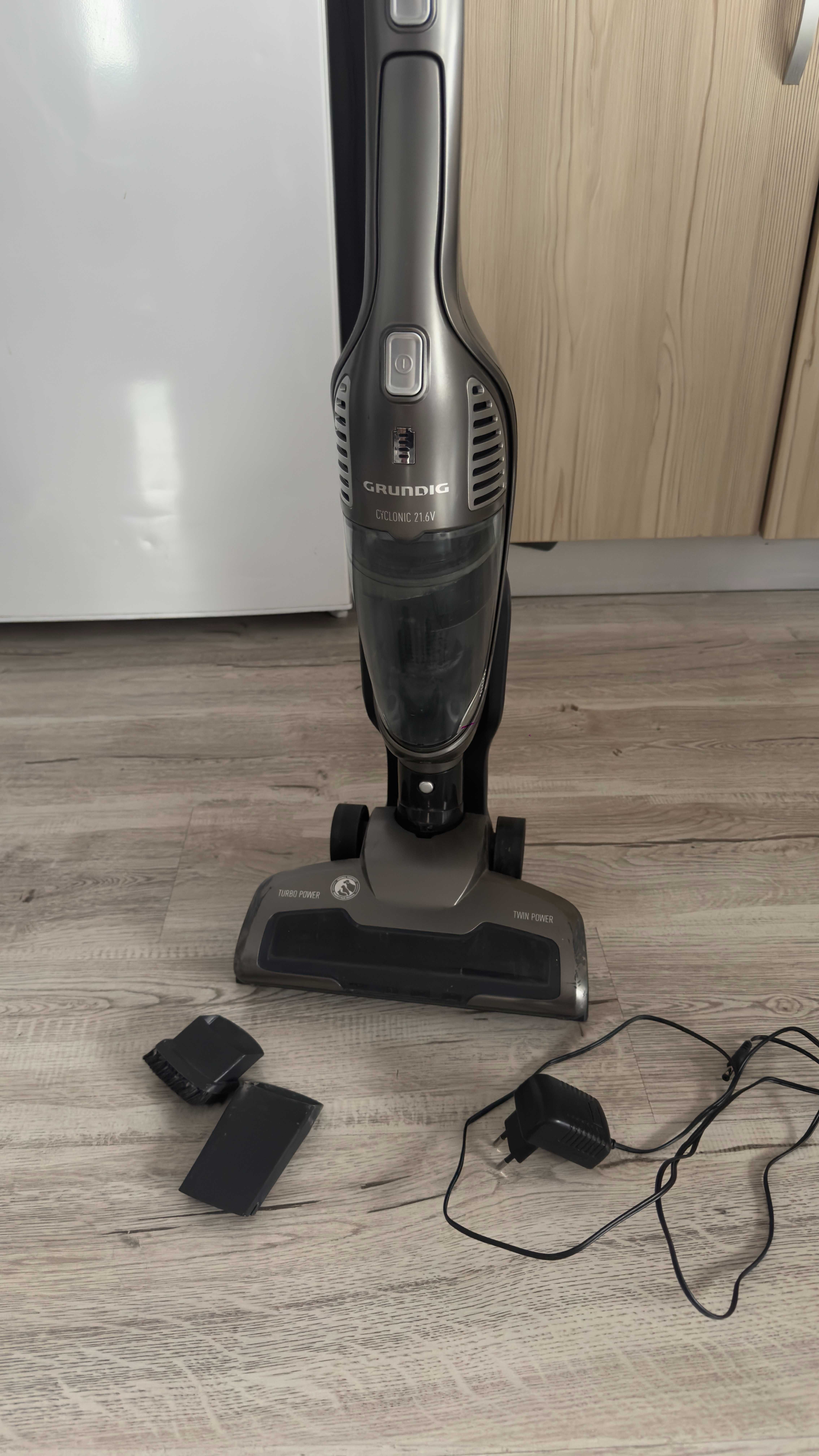 Aspirator vertical Grundig