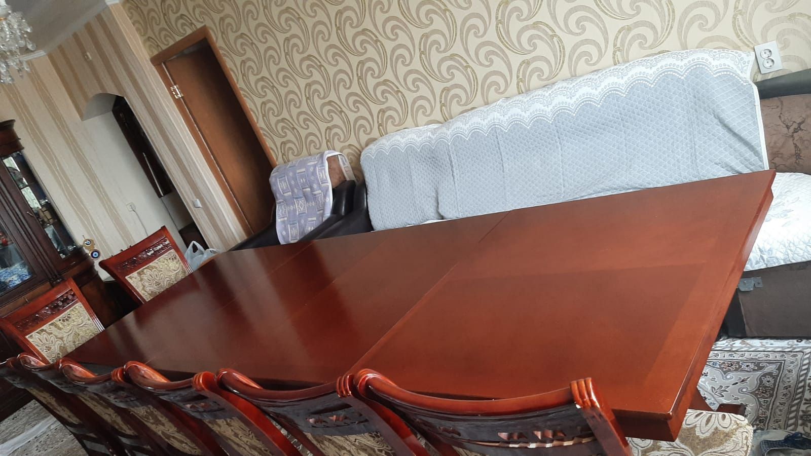 Продается стол и стулья