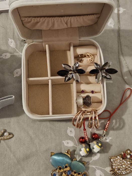Lot bijuterii si cutii pentru bijuterii