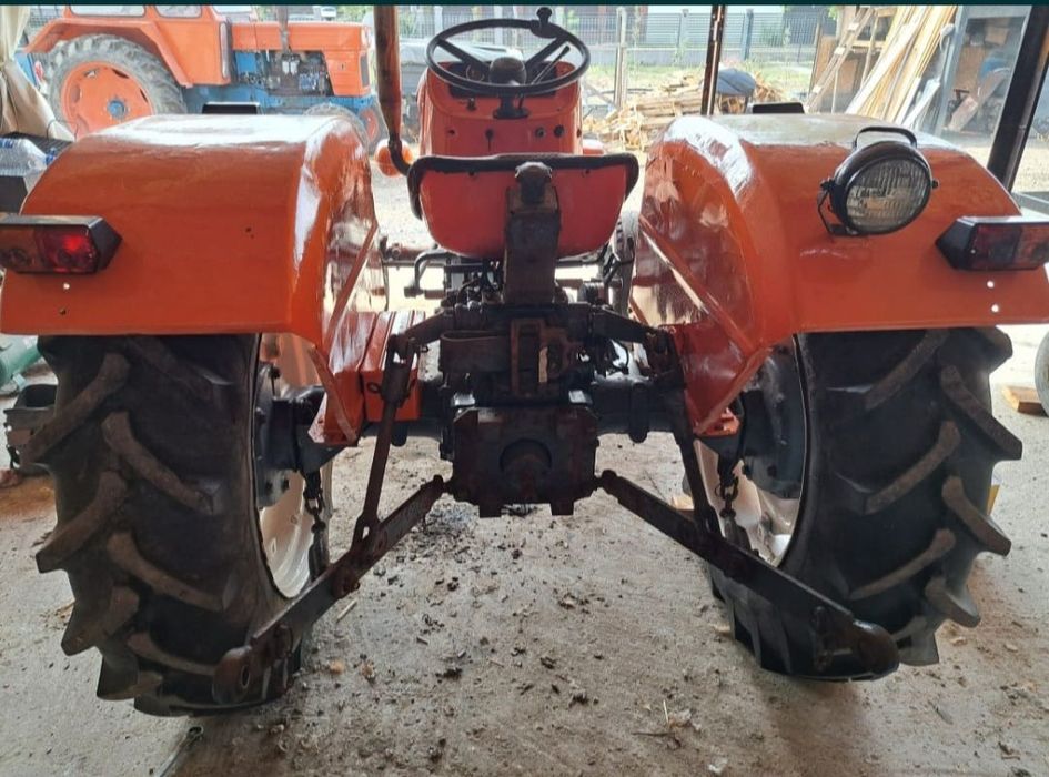 Tractoras Universal 445 Belgia