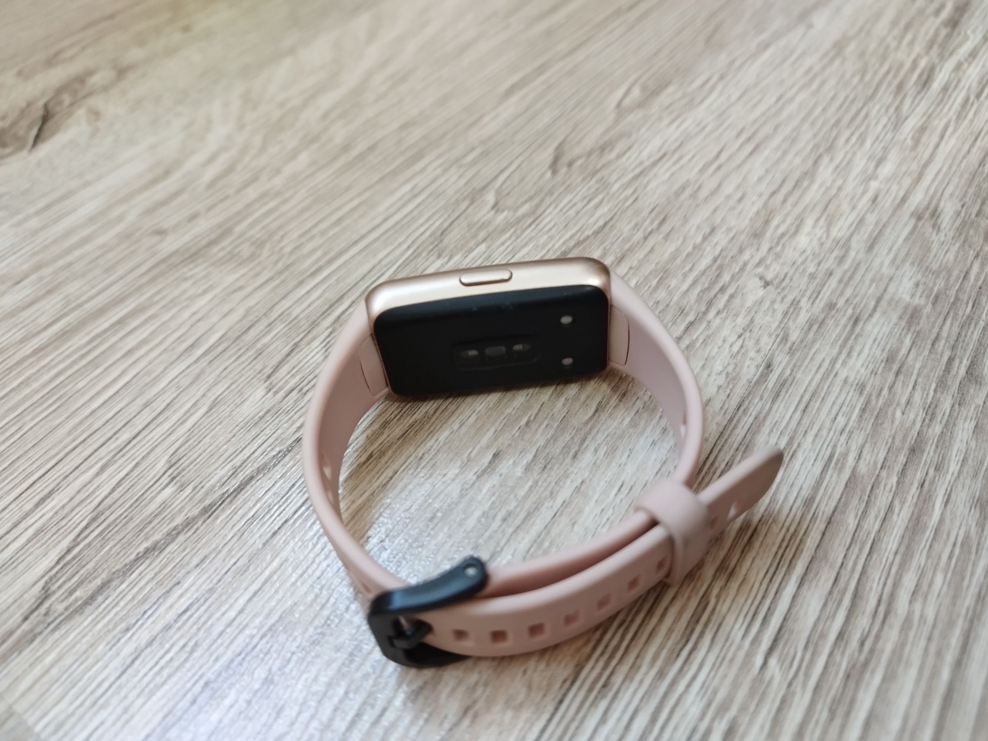 Дамска смарт гривна Huawei Band 6