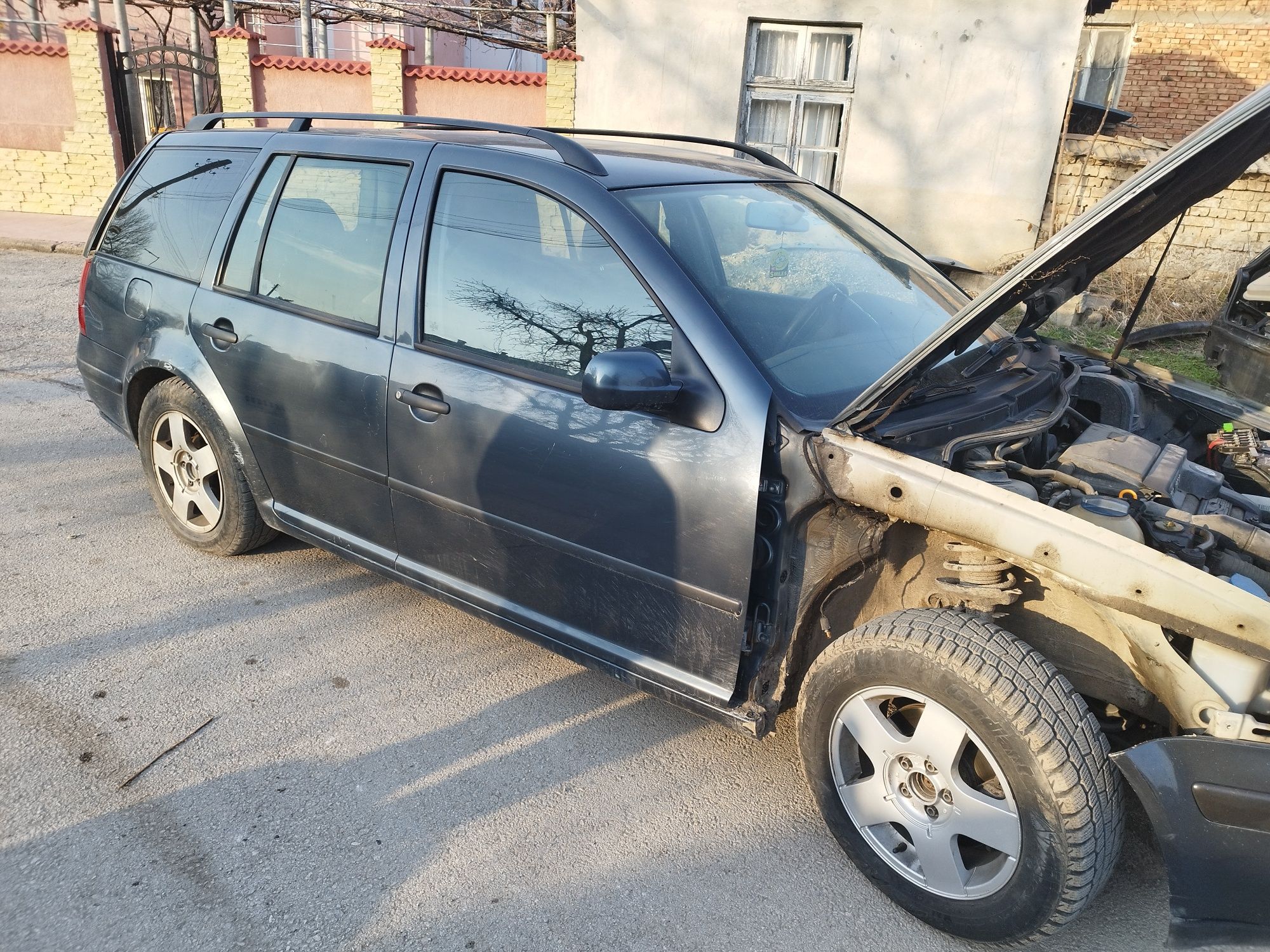 Продавам голф 4 1.6 16V 105 На части