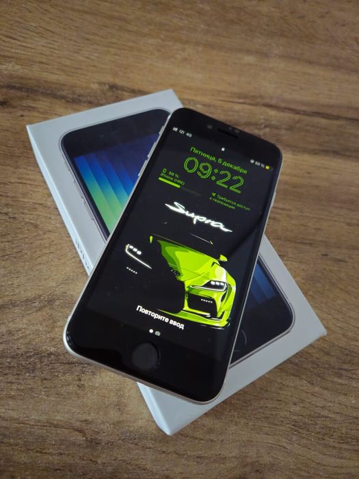 Продам айфон эсе 2023 года