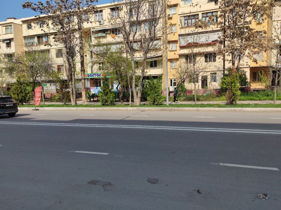 Юнусабад 10 квартал 1 дом у дороги Продается своя 3х-комнатная.