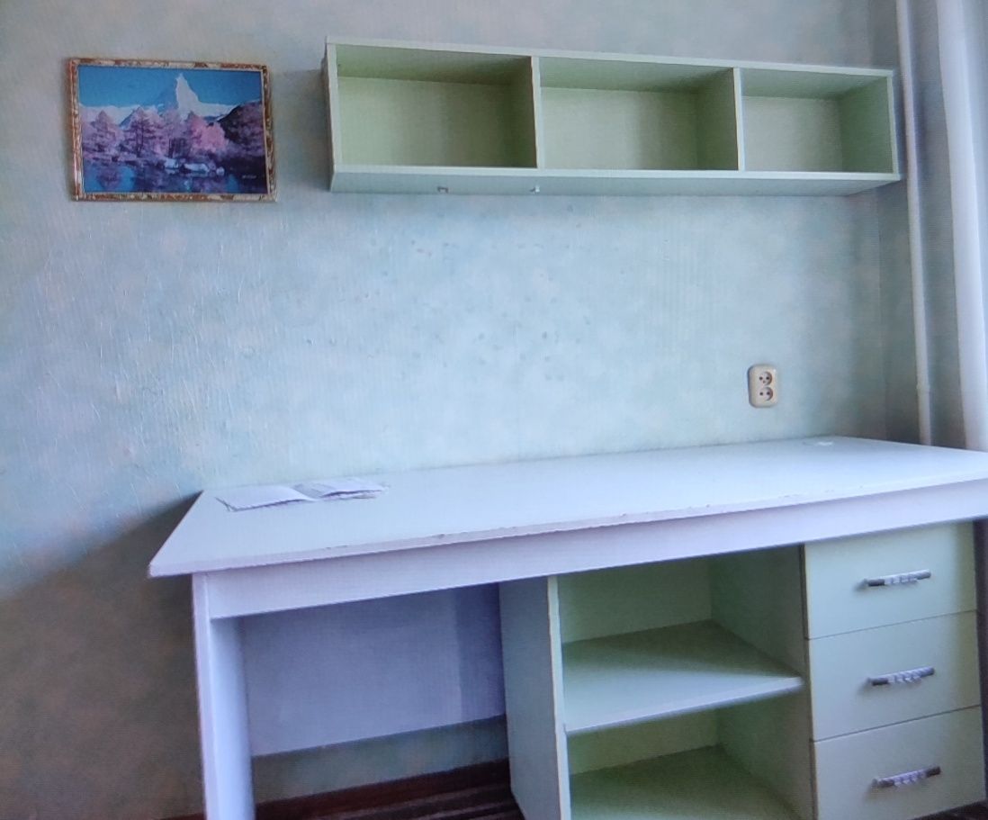 Продам красивый белый шкаф в   прихожую,столы и полку