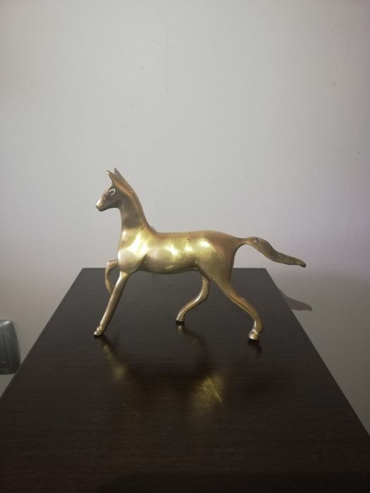 Много красива статуетка на кон. Месинг.