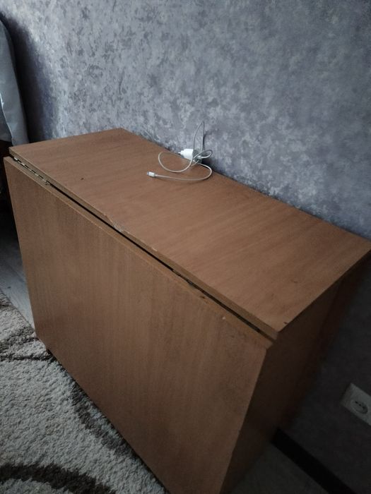 Стол со стульями в хорошем состоянии