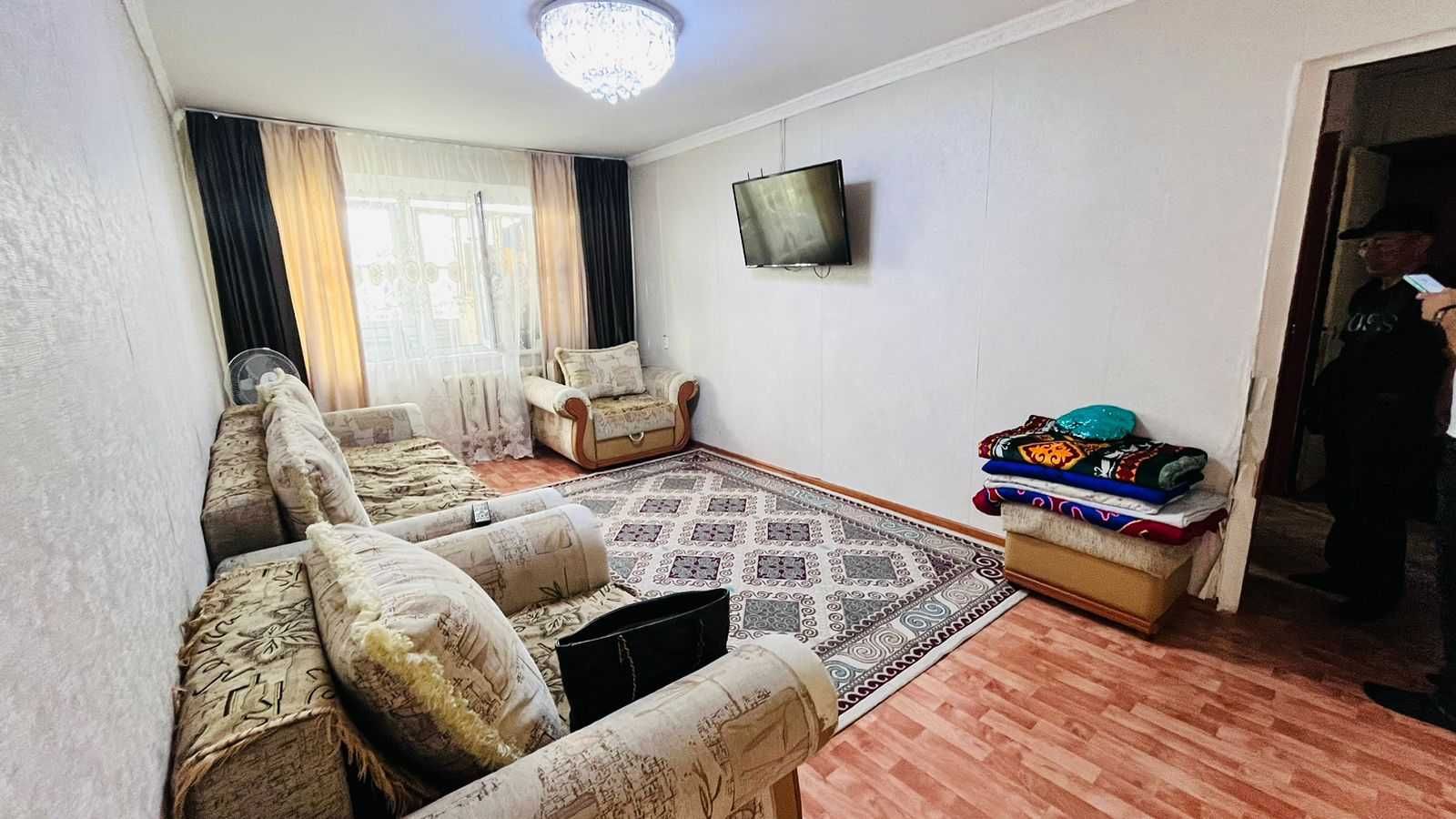 Продам 2комн на 11а мкр улучшенная кухня 9кв.м