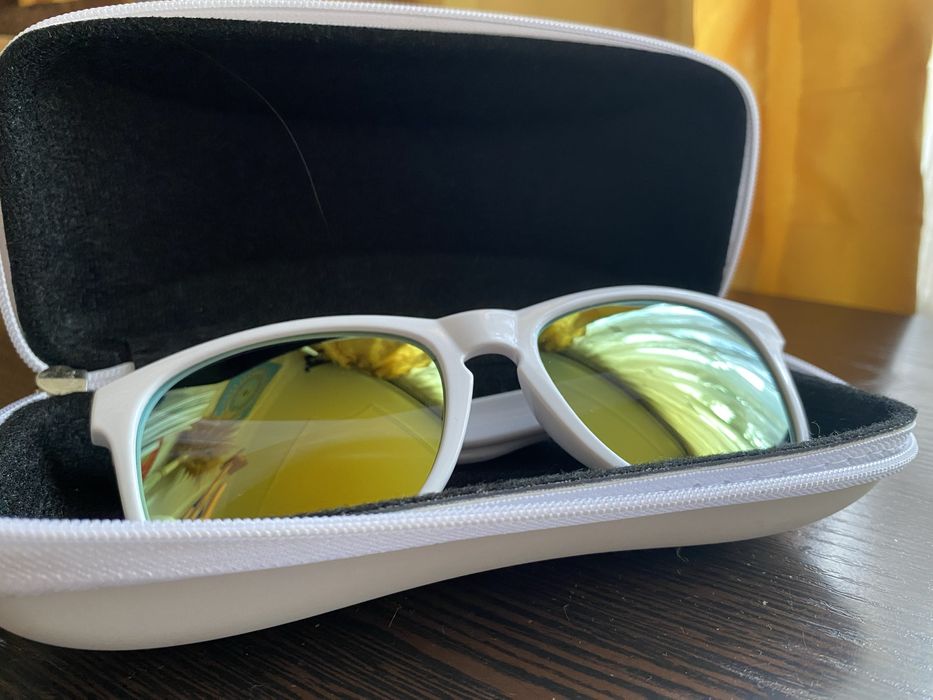 Солнцезащитные зеркальные очки.