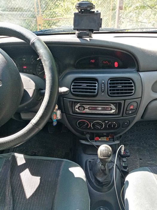 Продавам личния си автомобил