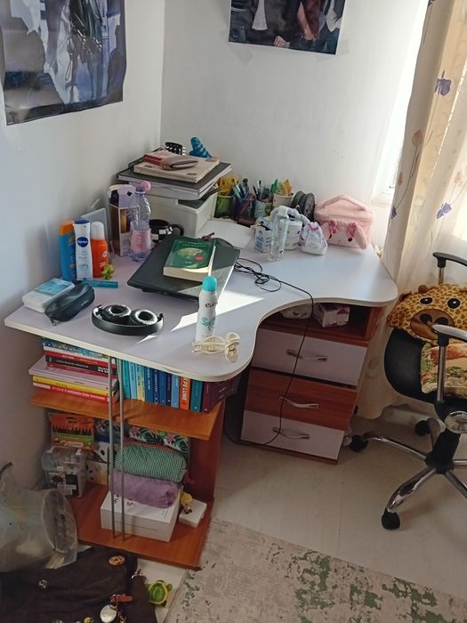 Mobila de Dormitor fete, în stare foarte bună