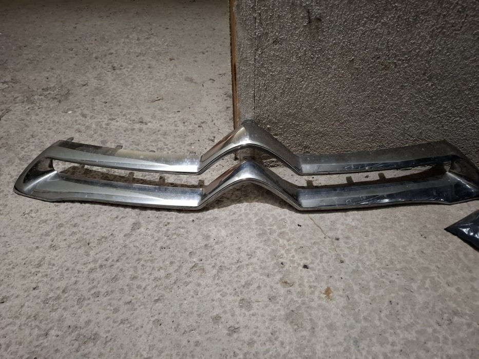 Лайсни и решетка предна броня ситроен дс4