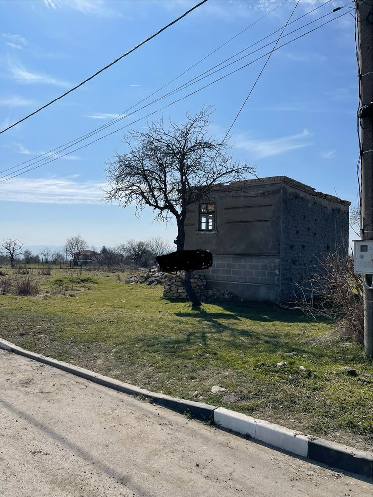 Къща с двор в село Аврен