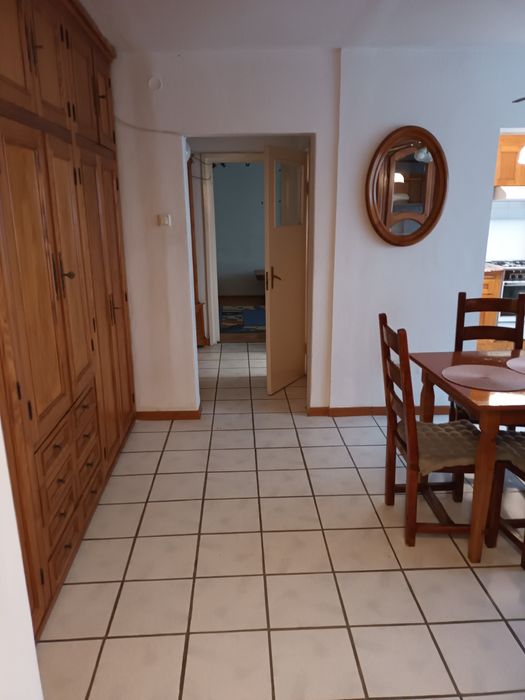 Dau spre inchiriere apartament3 camere  cu bucatarie open  space   l
