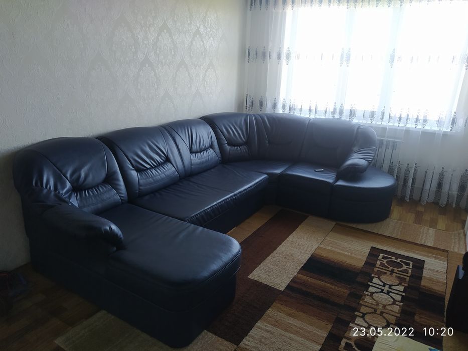 Диван кожаный, в хорошем состоянии.
