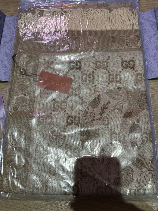 Брендированные шарфы в продаже