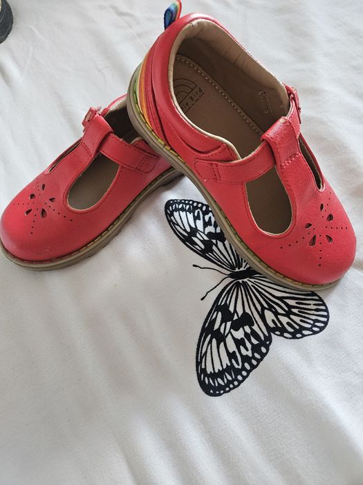 Hainuta stofa rosie 4ani  si pantofiori masura 28