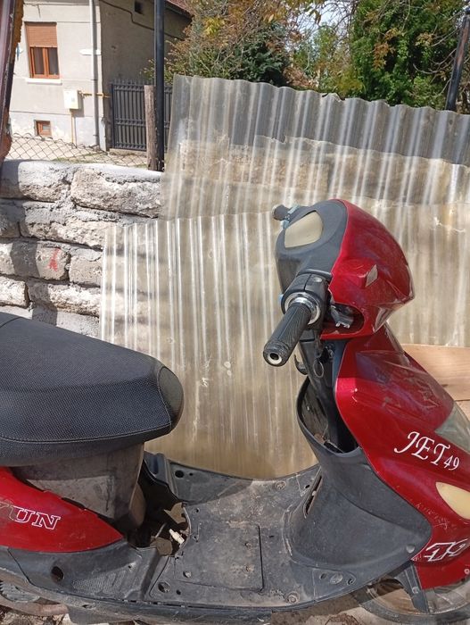 Vând scuter fără zgârieturi